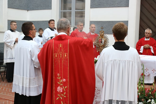 Večernjom misom na „Sveti četvrtak“ počelo Sveto trodnevlje u čast Presvete Krvi Kristove